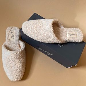 New in box Sherpa fuzzy slip on flats size 7.5 universal thread